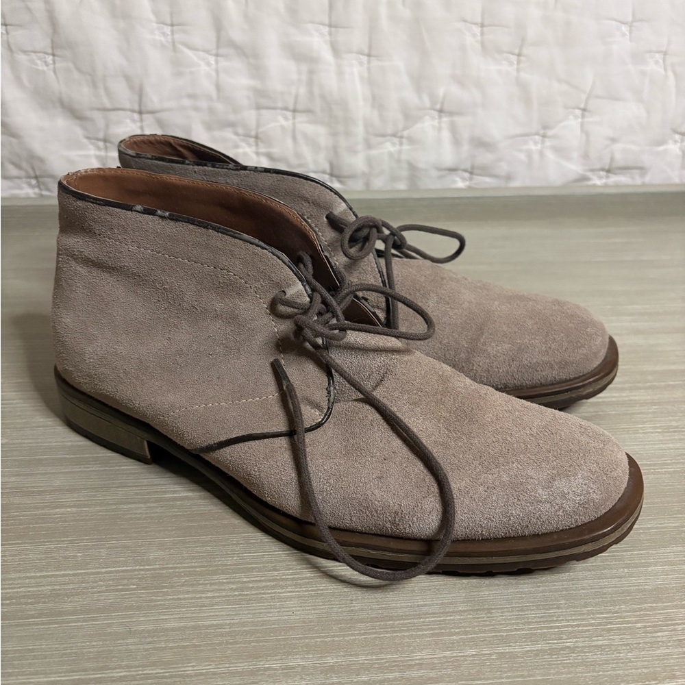 Aston Grey Suede Chukka Boots Men’s 8 | Minimalist Dress Boot | GoodCondition